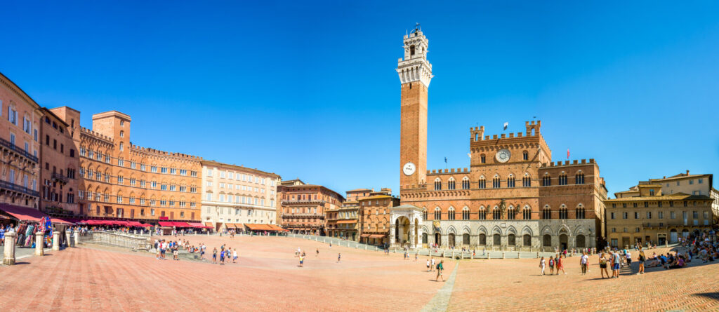 Panorama Piazza del Campo (Plac Campo), Palazzo Publico i Torre del Mangia (wieża Mangia) w Siena, Toskania, Włochy