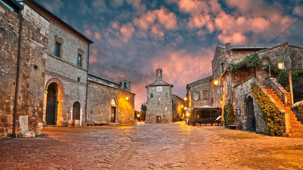 Sovana, Grosseto, Toskania, Włochy: starożytny plac na starym mieście średniowiecznej wioski założonej w czasach etruskich