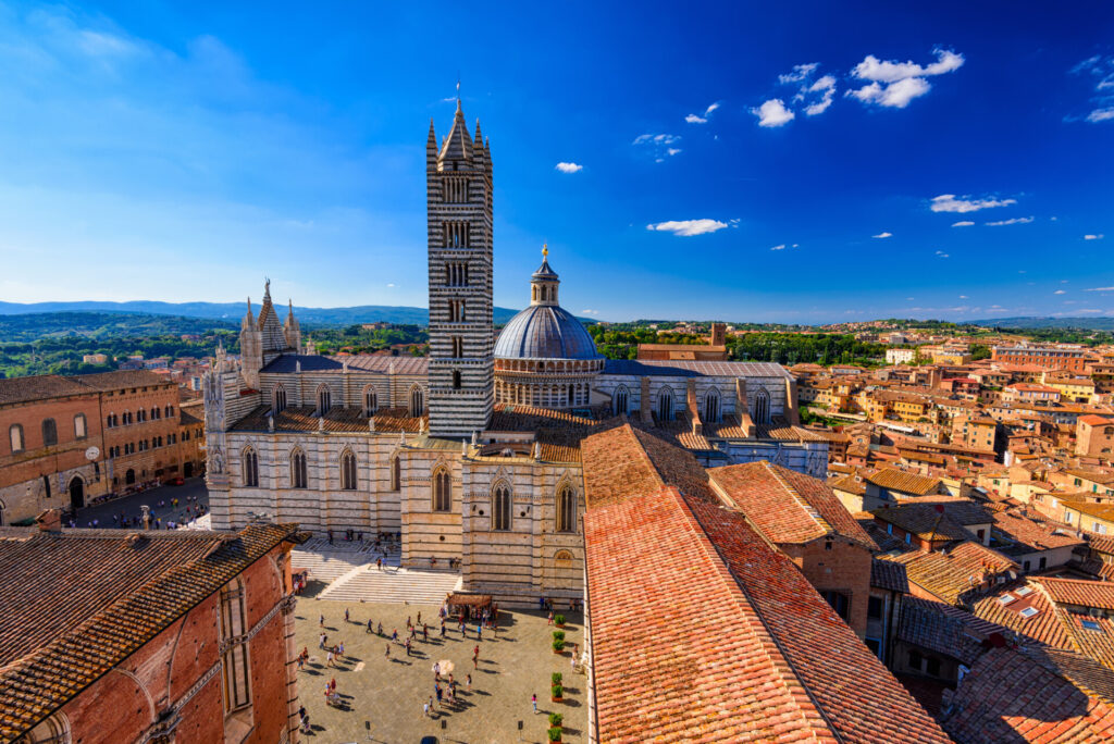 Widok na katedrę w Sienie (Duomo di Siena) i Piazza del Duomo w Sienie, Włochy. Siena jest stolicą prowincji Siena. Zabytkowe centrum Sieny zostało wpisane na Listę Światowego Dziedzictwa UNESCO