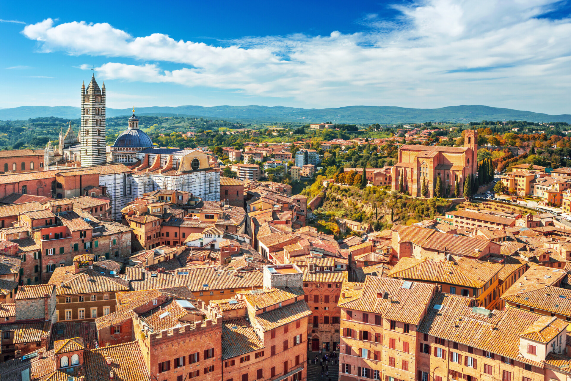 Sceneria Siena, piękne średniowieczne miasto w Toskanii, z widokiem na kopułę i dzwonnicę katedry w Sienie (Duomo di Siena), punkt orientacyjny Mangia Tower i Bazylika San Domenico, Włochy