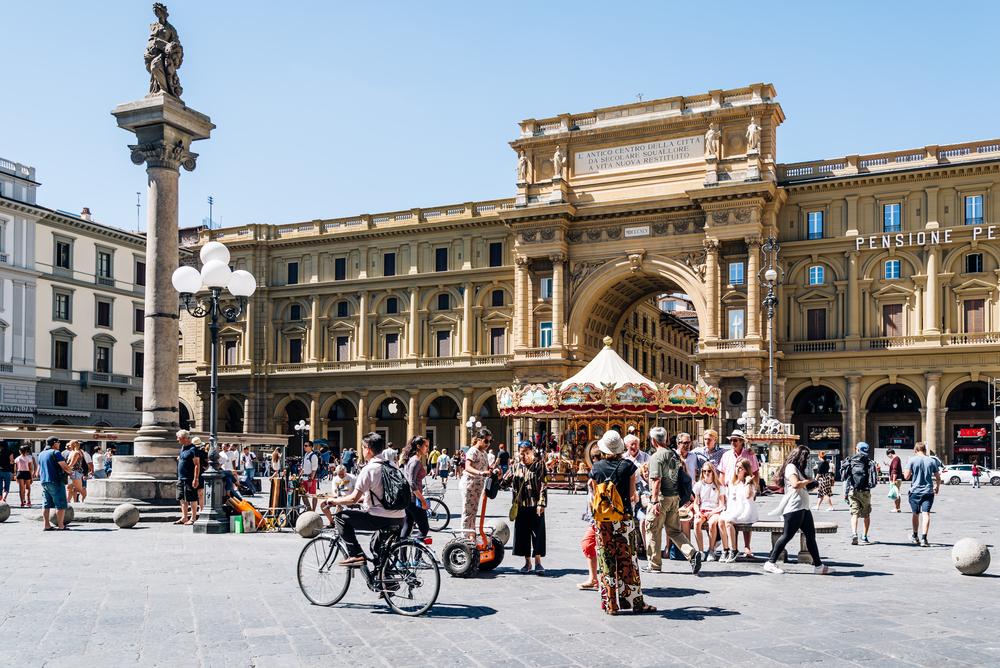 Florencja, Włochy - Plac Republiki we Florencji, Piazza della Repubblica, słoneczny dzień lata.