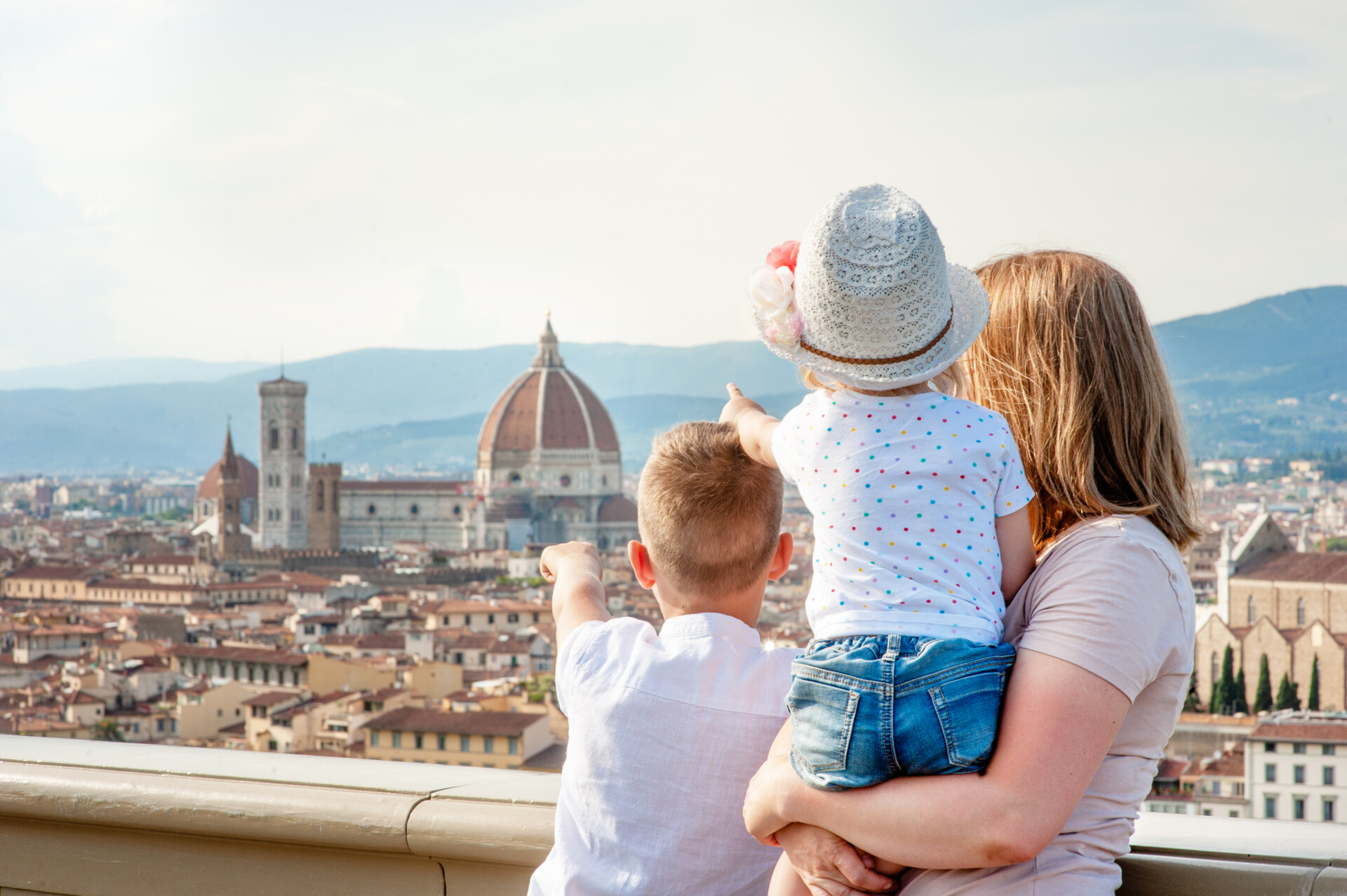 Szczęśliwa rodzina patrząca na panoramę Florencji, Włochy, licencja: shutterstock/By Ermolaev Alexander