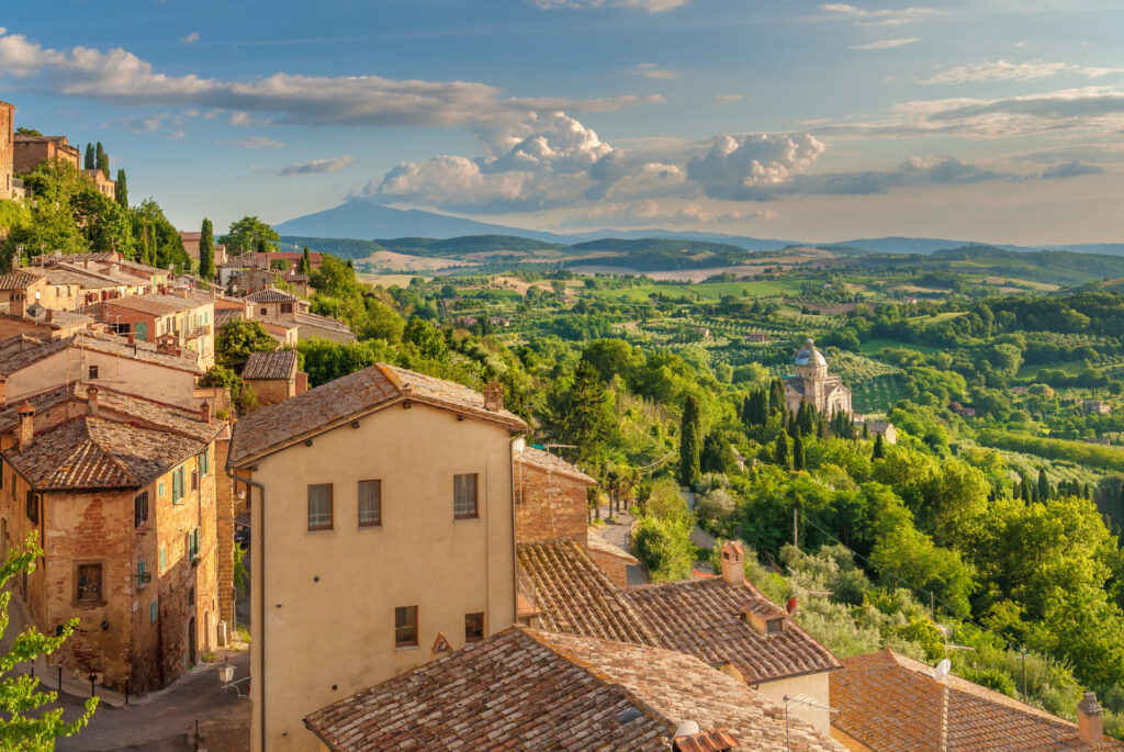 Krajobraz Toskanii widziany ze ścian Montepulciano, Włochy