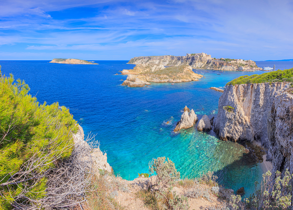 Krajobraz morski archipelagu Tremiti z klifami Pagliai na wyspie San Domino oraz wyspami Cretaccio, San Nicola i Capraia w tle.