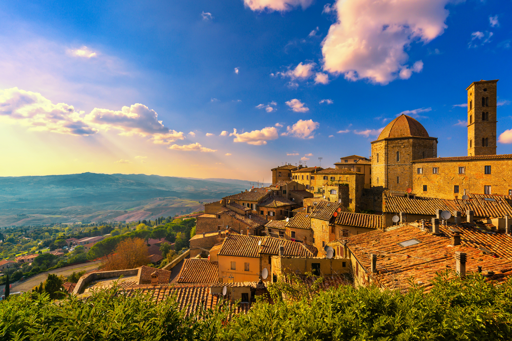 Toskania, panoramę miasta Volterra, kościół i panoramę na zachód słońca. Maremma, Włochy, Europa