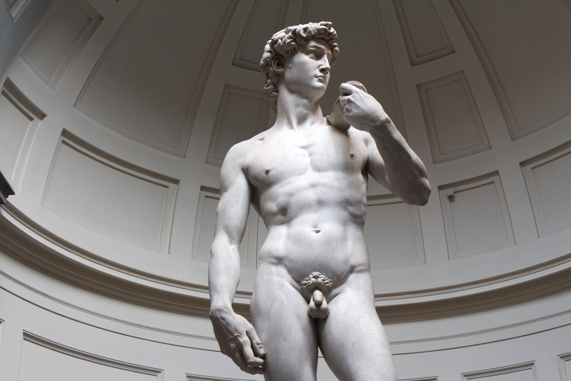 David jest arcydziełem renesansowej rzeźby stworzonej z marmuru przez Michała Anioła