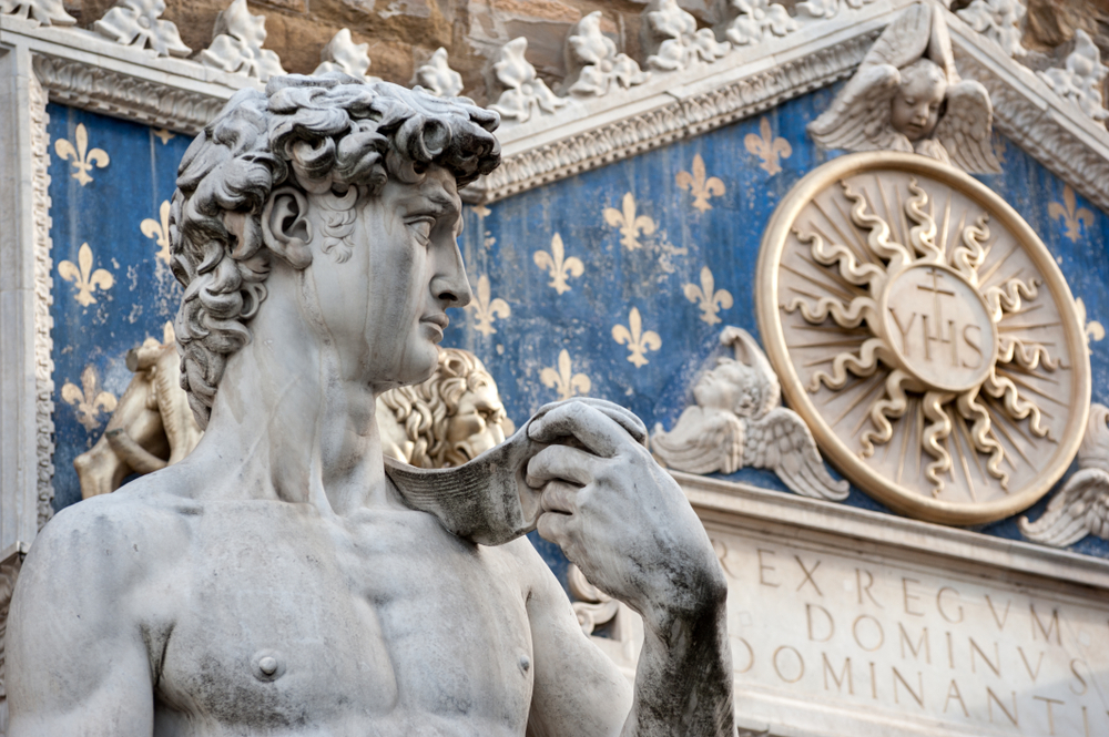 Kopia Dawida Michała Anioła, przy wejściu do Palazzo Vecchio; oryginalny, wyrzeźbiony w 1501, Michała Anioła mieści się w Galerii Akademii Sztuk Pięknych.