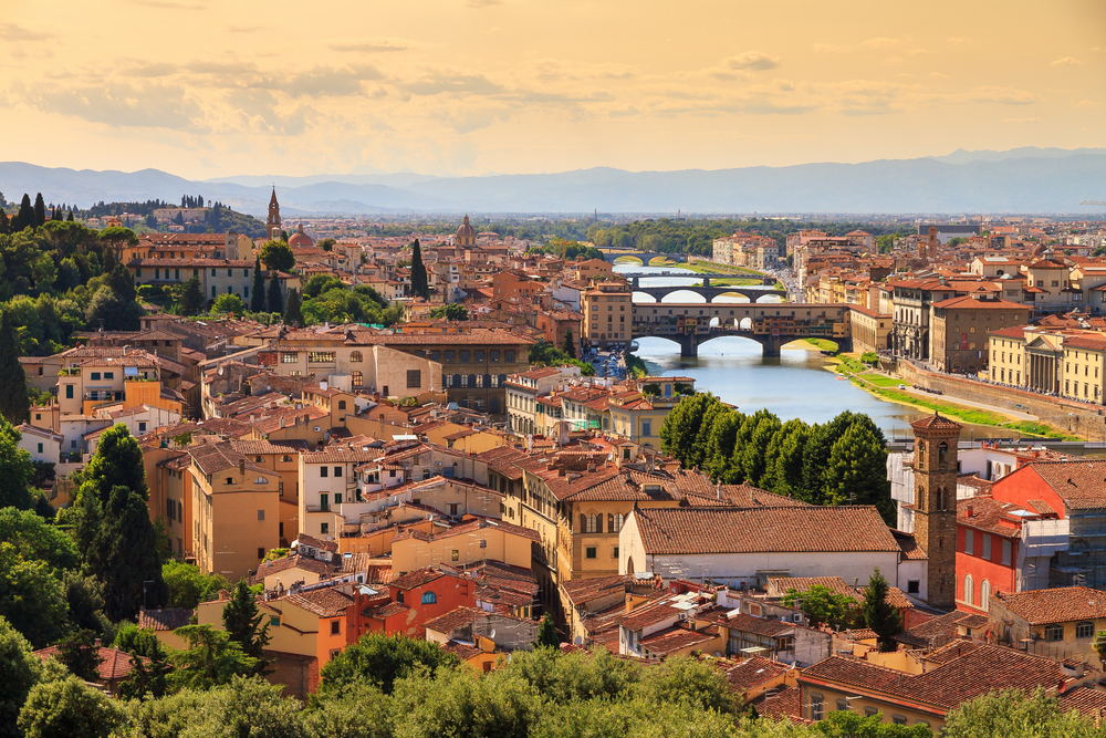 Piękne panoramę miasta Firenze (Florencja), Włochy, z mostami nad rzeką Arno