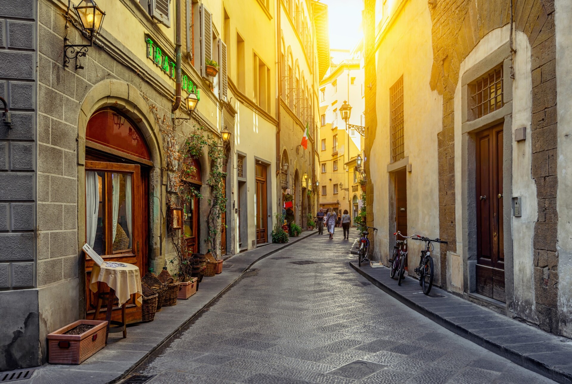 ulice we Florencji, Wąska ulica we Florencji, Toskania, Włochy. Architektura i punkt orientacyjny Florencji. Cozy Florencja pejzaż