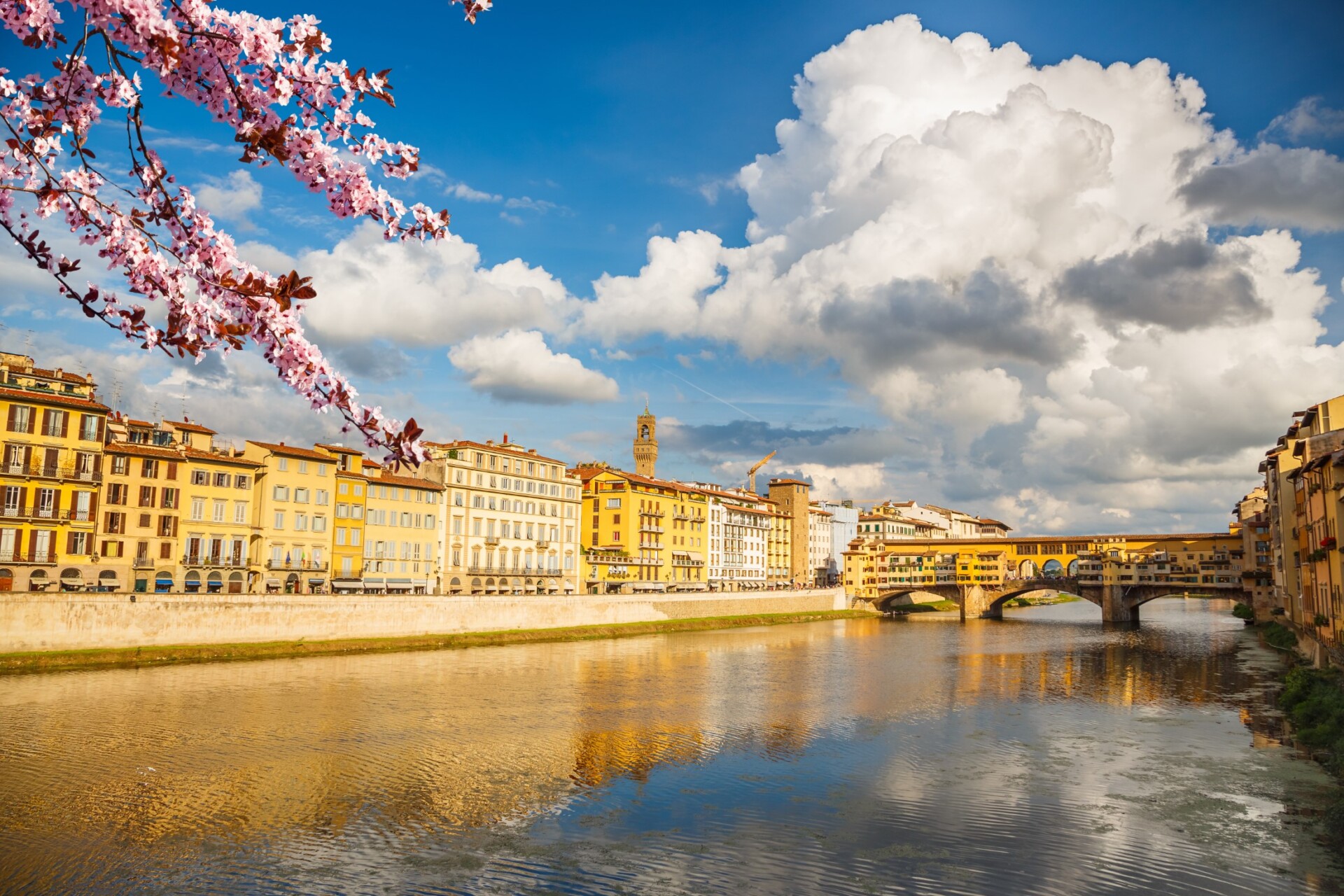 Wiosna w Toskanii, Arno river in Florence at spring, Italy